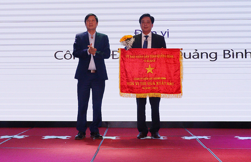 Đại diện lãnh đạo Sở Nội vụ trao Cờ thi đua của UBND tỉnh về thành tích xuất sắc toàn diện nhiệm vụ công tác, dẫn đầu phong trào thi đua yêu nước năm 2021 cho PC Quảng Bình.