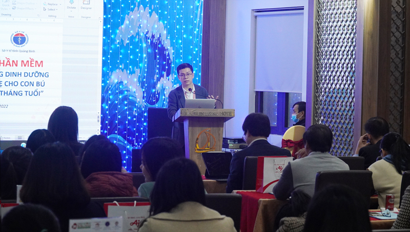 Đại diện Công ty Ajinomoto Việt Nam trao đổi về ý nghĩa của phần mềm trong chăm sóc sức khỏe và dinh dưỡng cho bà mẹ, trẻ em.