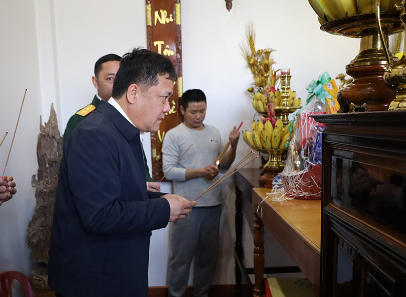 Đồng chí Trần Phong và đoàn công tác đến thăm gia đình và thắp hương  tưởng nhớ Thiếu tướng, liệt sĩ Nguyễn Văn Man.