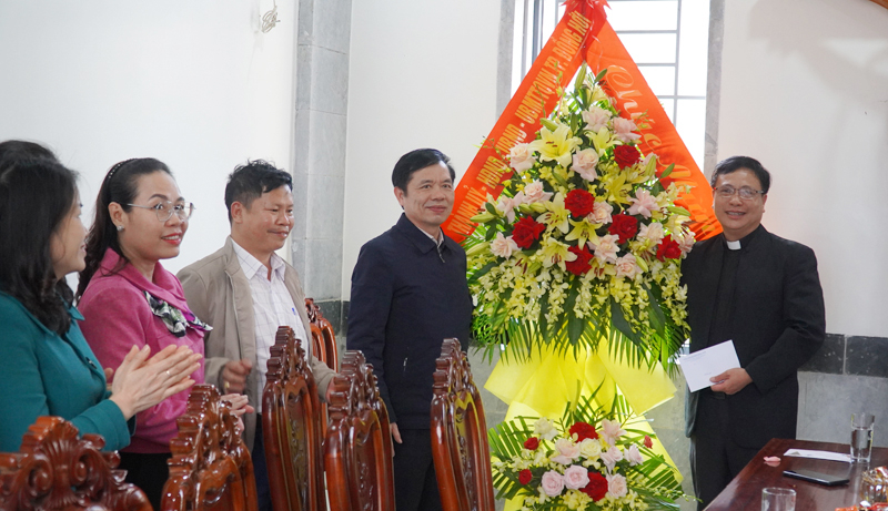 Đại diện lãnh đạo TP. Đồng Hới tặng hoa chúc mừng giáo xứ Tam Tòa.