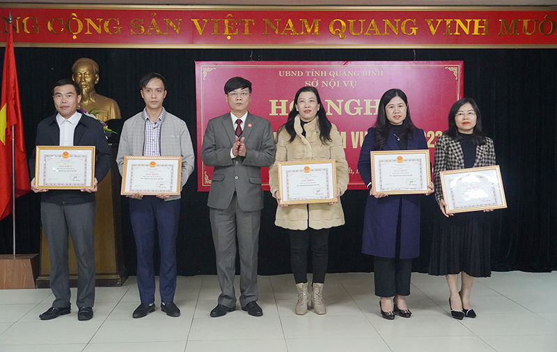  Đồng chí Giám đốc Sở Nội vụ Trần Thế Vương tặng giấy khen cho các tập thể có thành tích xuất sắc năm 2022.