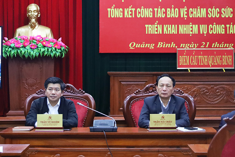 Hiền Chi  Đồng chí Phó Bí thư Thường trực Tỉnh ủy Trần Hải Châu và đồng chí Trưởng ban Tổ chức Tỉnh ủy Trần Vũ Khiêm tham dự hội nghị tại điểm Quảng Bình.