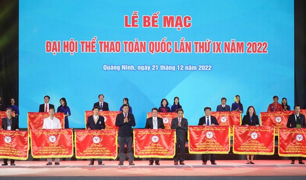 Trao cờ cho các địa phương có nhiều đóng góp cho Đại hội.