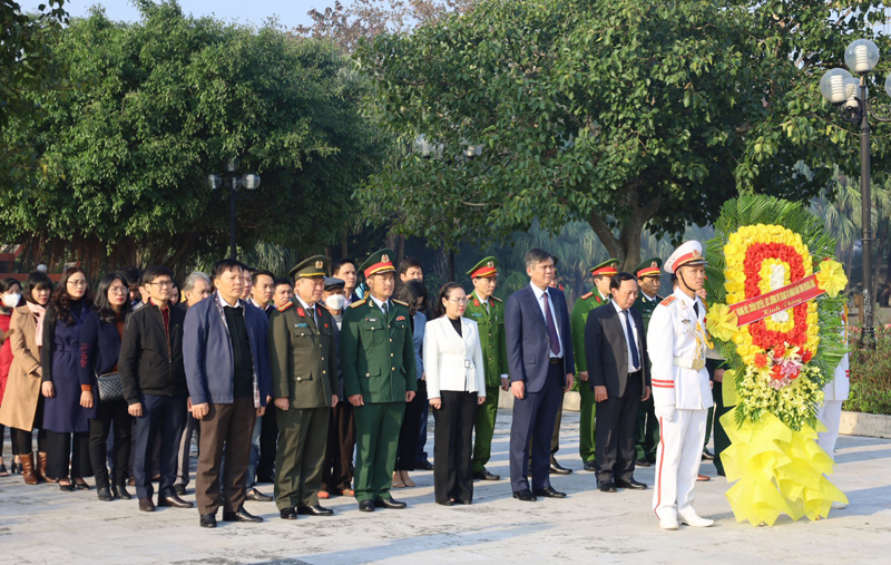 Các đồng chí lãnh đạo tỉnh kính cẩn đặt vòng hoa mang dòng chữ “Đời đời nhớ ơn các Anh hùng liệt sỹ” tại Nghĩa trang liệt sỹ Ba Dốc.