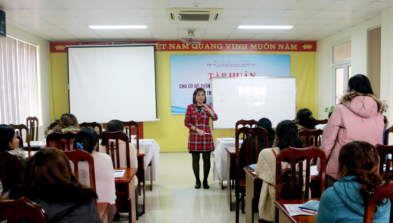 Các cô đỡ thôn bản được cập nhật những kiến thức cơ bản về chăm sóc sức khỏe sinh sản.