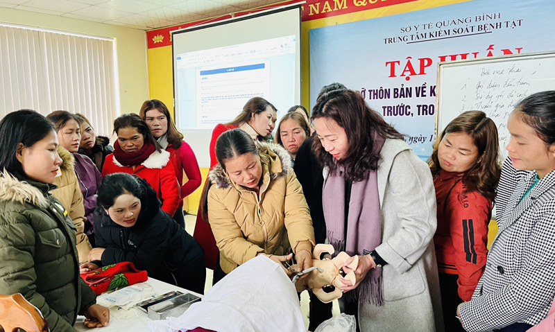 Các cô đỡ thôn bản được hướng dẫn thực hành đỡ đẻ an toàn tại nhà khi sản phụ không kịp đến Trạm y tế.