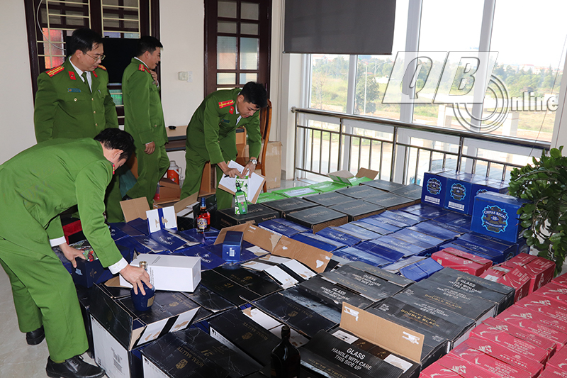 Số rượu ngoại không có hóa đơn, chứng từ và nguồn gốc xuất xứ được tạm giữ để xử lý.
