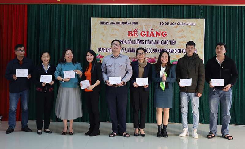 Các học viên được trang bị, bồi dưỡng những kiến thức tiếng Anh cơ bản và kỹ năng giao tiếp tiếng Anh, hỗ trợ cho quá trình phục vụ khách du lịch. 
