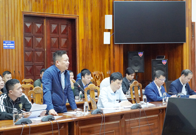 Đại diện Ban QLDA đường Hồ Chí Minh phát biểu tại cuộc họp.