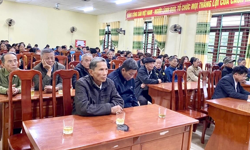 Hiện nay, đảng viên cao tuổi tại các địa bàn dân cư trên địa bàn tỉnh chiếm con số khá lớn (trong ảnh là một buổi học tập, quán triệt Nghị quyết Hội nghị Trung ương 6 khóa XIII tại Đảng bộ xã Thái Thủy, Lệ Thủy).