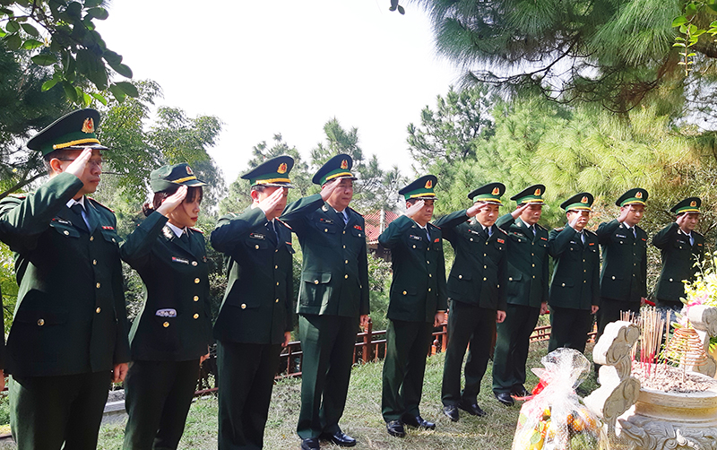 Đảng ủy, BCH BĐBP tỉnh Quảng Bình chào tưởng niệm trước mộ đại tướng (Ảnh: Ngọc Hòa)