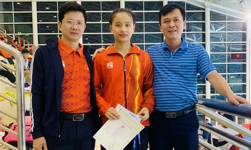 VĐV Nguyễn Huy Hoàng trên đường đua xanh. Ảnh: Bùi Lượng   