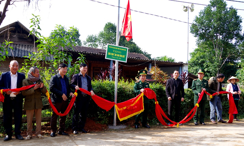 Đại diện lãnh đạo Bộ Chỉ huyBĐBP tỉnh, huyện Tuyên Hóa, đồn Biên phòng Ra Mai, linh mục quản xứ và cán bộ, giáo dân địa phương cắt băng khánh thành công trình “Ánh sáng vùng biên”.