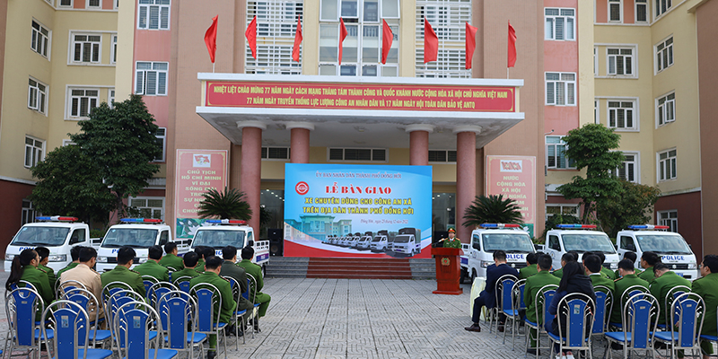 Lễ bàn giao xe chuyên dụng cho lực lượng Công an xã.