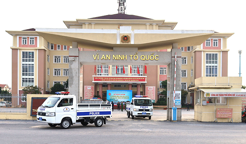 Công an các xã nhận xe đưa vào sử dụng bảo đảm ANTT.