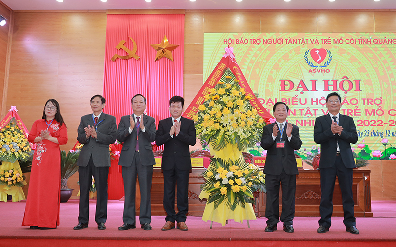 Thay mặt lãnh đạo tỉnh, đồng chí Trưởng ban Dân vận Tỉnh ủy Lê Văn Bảo tặng hoa chúc mừng đại hội.