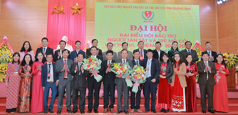 Ban Chấp hành hội khóa VI ra mắt đại hội. 