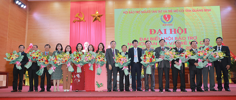 Chủ tịch Hội Bảo trợ NTT và TMC tỉnh nhiệm kỳ 2022-2027 Đinh Công Hải tặng quà các vị thôi tham gia Ban Chấp hành khoá mới.