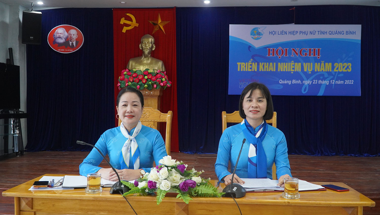 Các đồng chí trong Ban Thường trực Hội LHPN tỉnh điều hành hội nghị