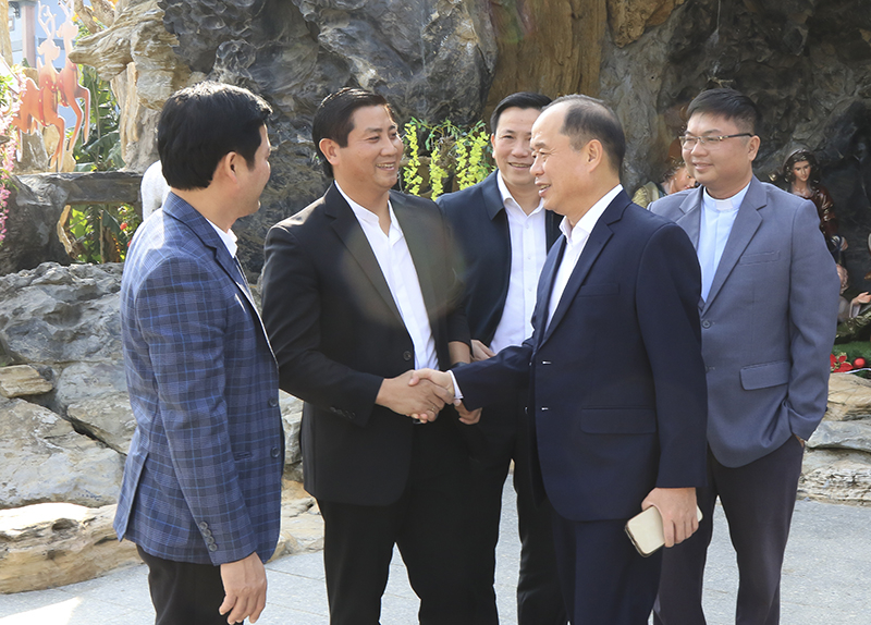Đồng chí Giám đốc Công an tỉnh Nguyễn Hữu Hợp thăm, chúc mừng Giáng sinh tại giáo xứ Hướng Phương