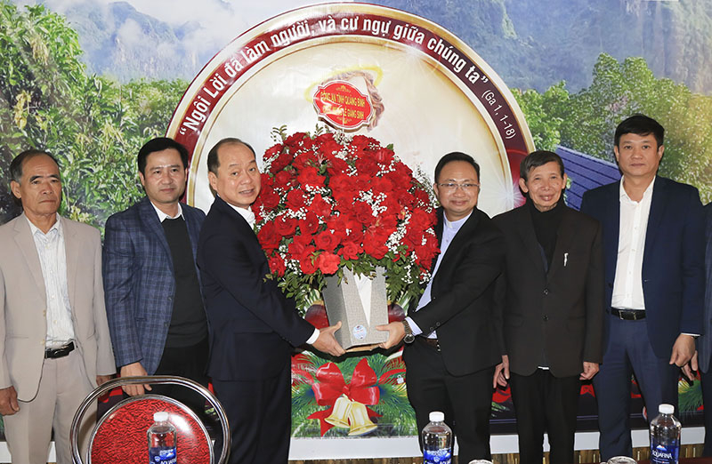 Đồng chí Giám đốc Công an tỉnh Nguyễn Hữu Hợp thăm, chúc mừng Giáng sinh tại giáo xứ Bàu Sen