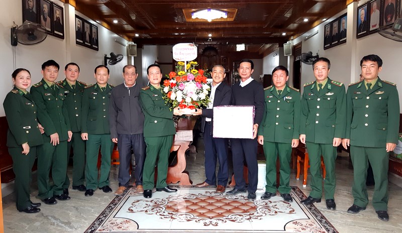 Đoàn thăm, tặng hoa chúc mừng giáo xứ Nhân Thọ (phường Quảng Thọ, TX Ba Đồn)