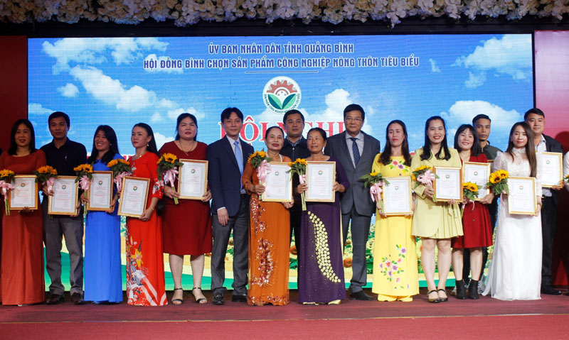 Đại diện các doanh nghiệp, hợp tác xã, cơ sở sản xuất có sản phẩm CNNTTB cấp tỉnh được vinh danh tại hội nghị.