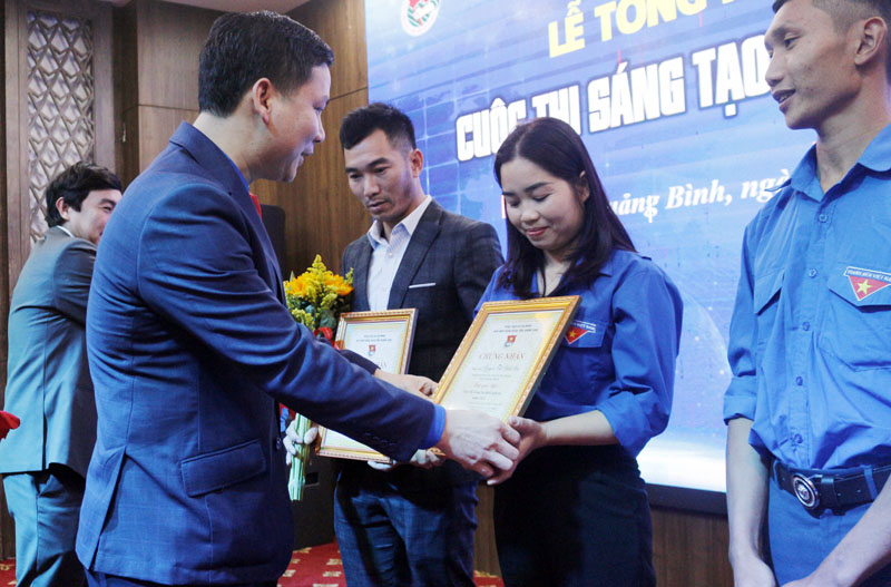  Lãnh đạo Tỉnh đoàn trao giải nhì cho 3 tác giả đoạt giải.