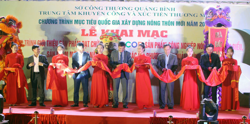 Cắt băng khai mạc chương trình giới thiệu sản phẩm