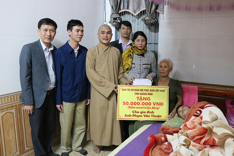 50 triệu đồng được trao cho gia đình  