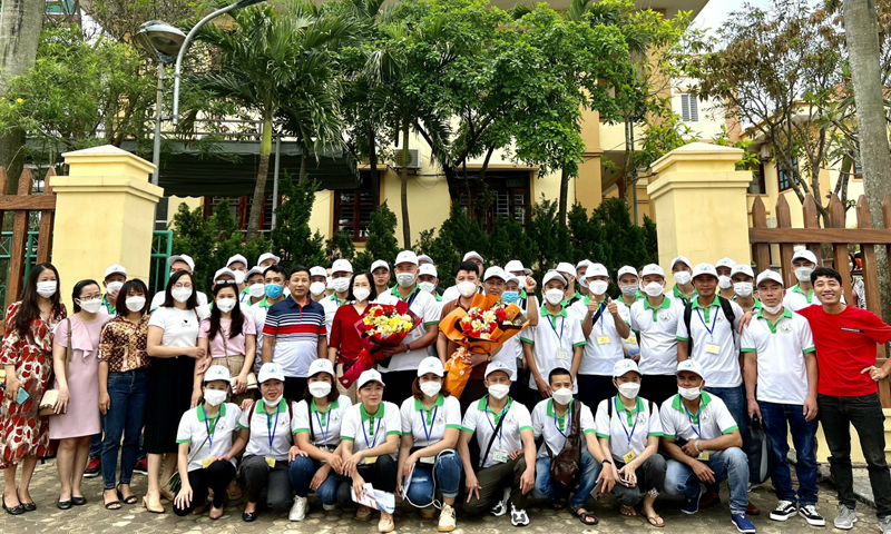 Đại diện Sở LĐ-TB và XH chia tay NLĐ đợt 1 trước khi họ lên đường sang Hàn Quốc (tháng 4/2022).