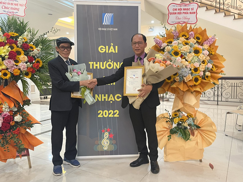 2 nhạc sỹ: Hoàng Sông Hương và Lê Đức Trí tại lễ trao thưởng