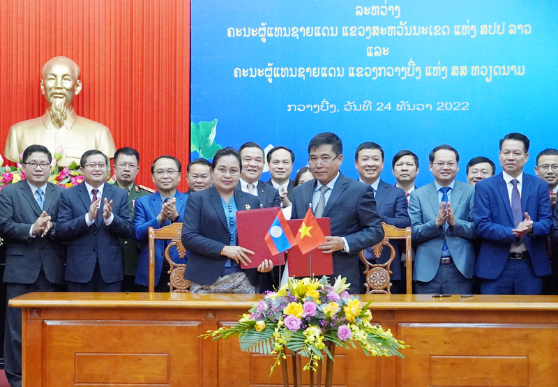 Đồng chí Đoàn Ngọc Lâm và đồng chí Ling-thong Sẻng-ta-văn đã ký kết biên bản ghi nhớ hợp tác giữa tỉnh Quảng Bình và tỉnh Sạ-vẳn-na-khệt.