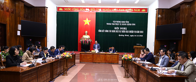 Lãnh đạo Trung tâm Phục vụ hành chính công tỉnh điều hành thảo luận.