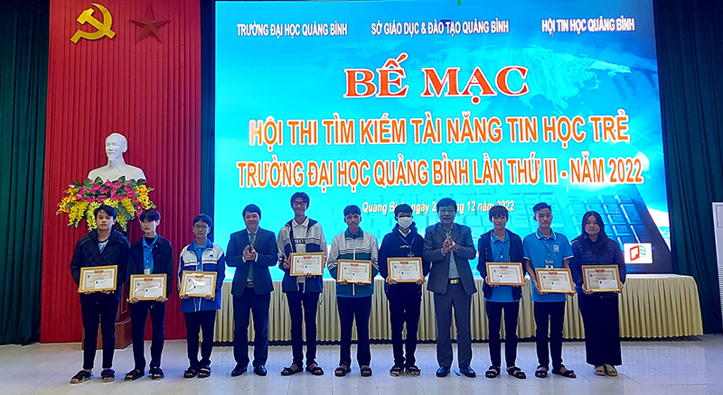Ban tổ chức trao thưởng cho các thí sinh đạt giải.