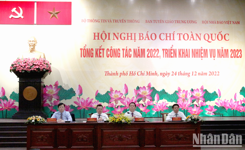 Ban chủ trì Hội nghị tổng kết công tác báo chí toàn quốc năm 2022. (Ảnh: THẾ ANH)