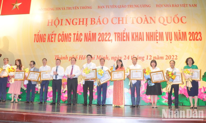 Ban Tuyên giáo tặng bằng khen các đơn vị có thành tích trong năm 2022. (Ảnh: THẾ ANH)