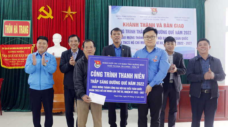 Hai đơn vị ký kết bàn giao công trình.