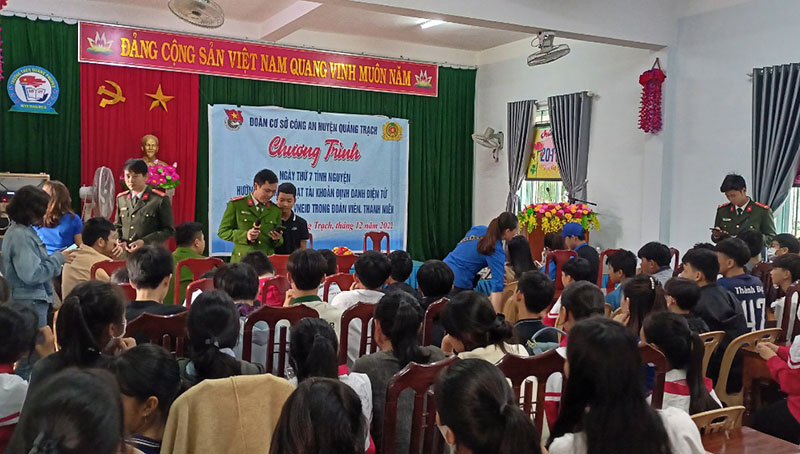 Huyện đoàn Quảng Trạch phối hợp với lực lượng Công an huyện tuyên truyền cài đặt, kích hoạt tài khoản định danh điện tử trên ứng dụng VNeID.