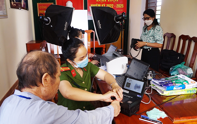  Lực lượng Cảnh sát quản lý hành chính về trật tự xã hội, Công an tỉnh về địa bàn cơ sở để cấp CCCD gắn chíp và làm sạch dữ liệu dân cư trong chiến dịch cao điểm “90 ngày đêm”.