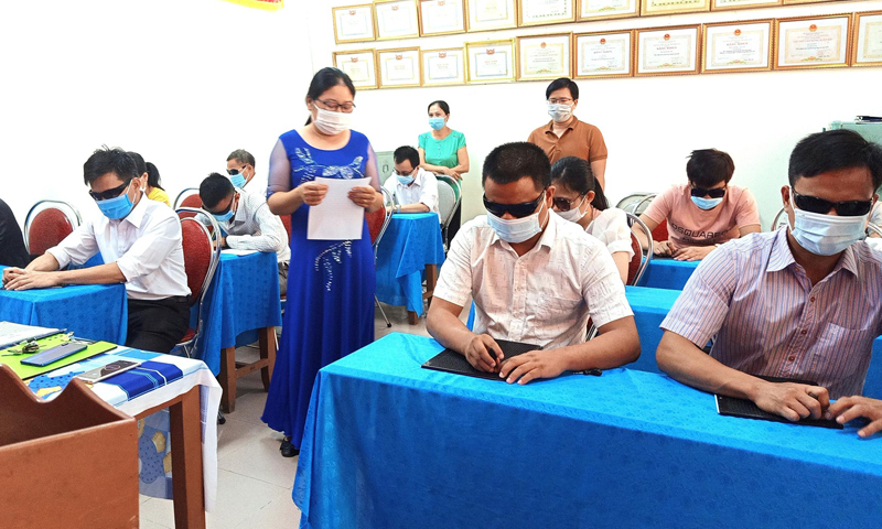 Người khuyết tật được quan tâm hỗ trợ đào tạo nghề và việc làm phù hợp với sức khỏe.