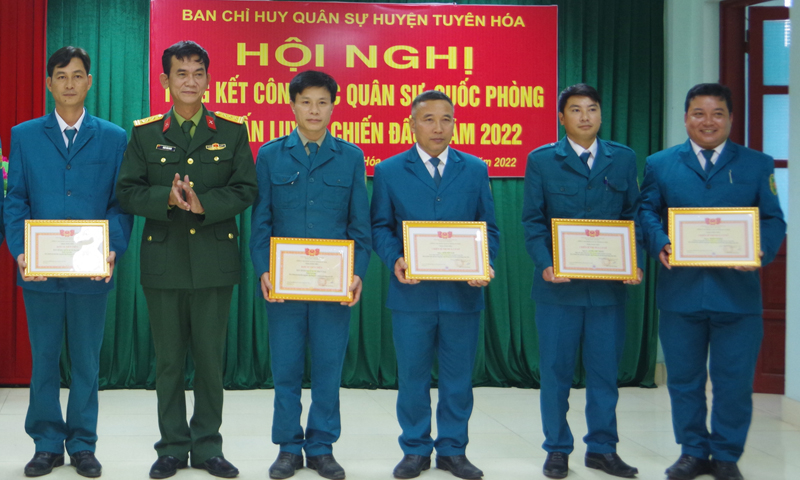 Đồng chí Cái Công Chương (đầu tiên từ trái qua phải) nhận khen thưởng trong thực hiện nhiệm vụ quân sự, quốc phòng năm 2022.