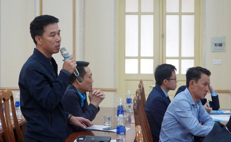 Phóng viên Báo Công an Nhân dân trao đổi tại buổi họp báo.