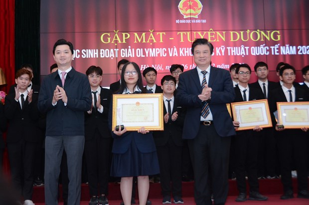 Bộ Giáo dục và Đào tạo tặng bằng khen cho các học sinh xuất sắc tại buổi lễ. (Ảnh: Bộ GD-ĐT)
