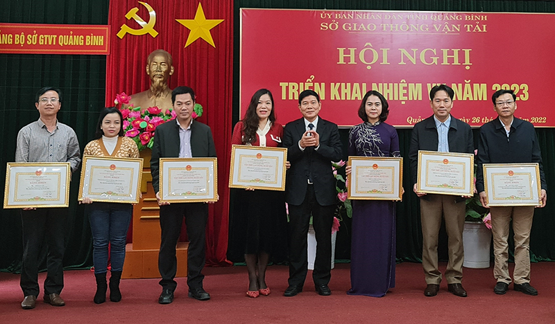 Lãnh đạo Sở GTVT trao bằng khen của UBND tỉnh cho các tập thể và cá nhân có thành tích xuất sắc trong công tác GTVT năm 2022.