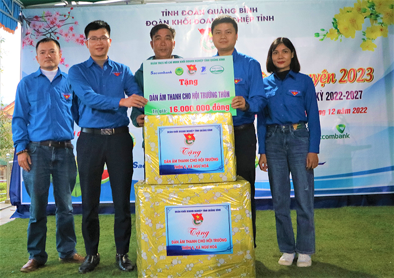 Các đơn vị tài trợ trao dàn loa đài cho thôn 5 xã Ngư Hóa, huyện Tuyên Hóa