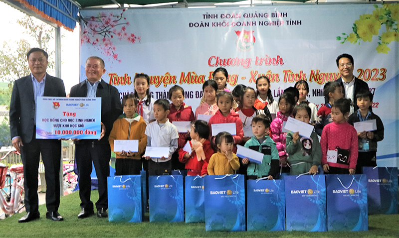 Các em có hoàn cảnh khó khăn nhận quà của các nhà tài trợ