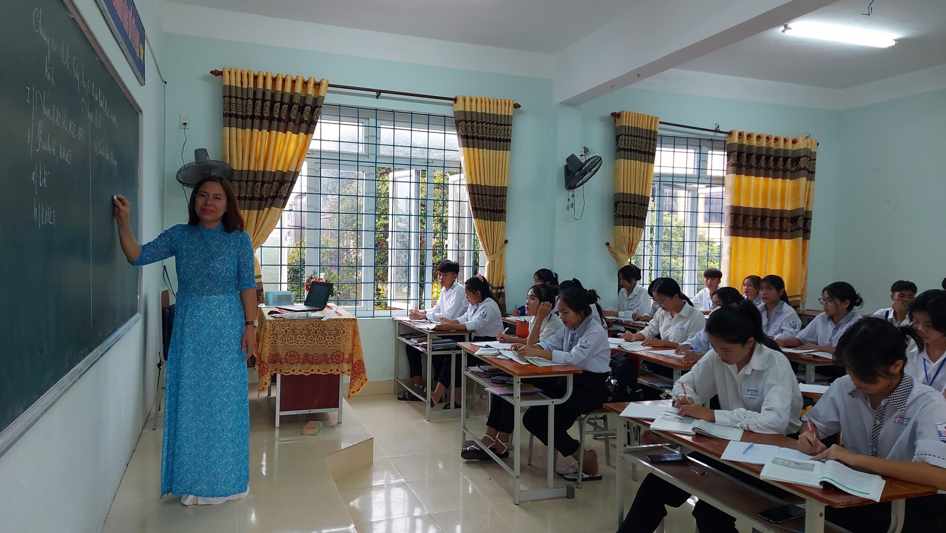 Một giờ dạy và học sôi nổi của giáo viên, học sinh Trường PT Dân tộc nội trú tỉnh.