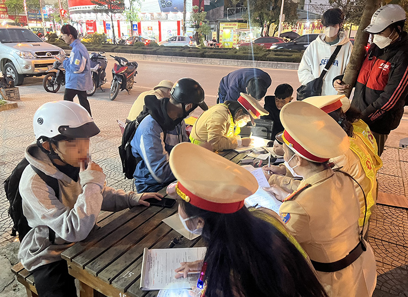 Lực lượng CSGT, Công an TP. Đồng Hới ra quân chuyên đề, xử lý các trường hợp học sinh vi phạm TTATGT.