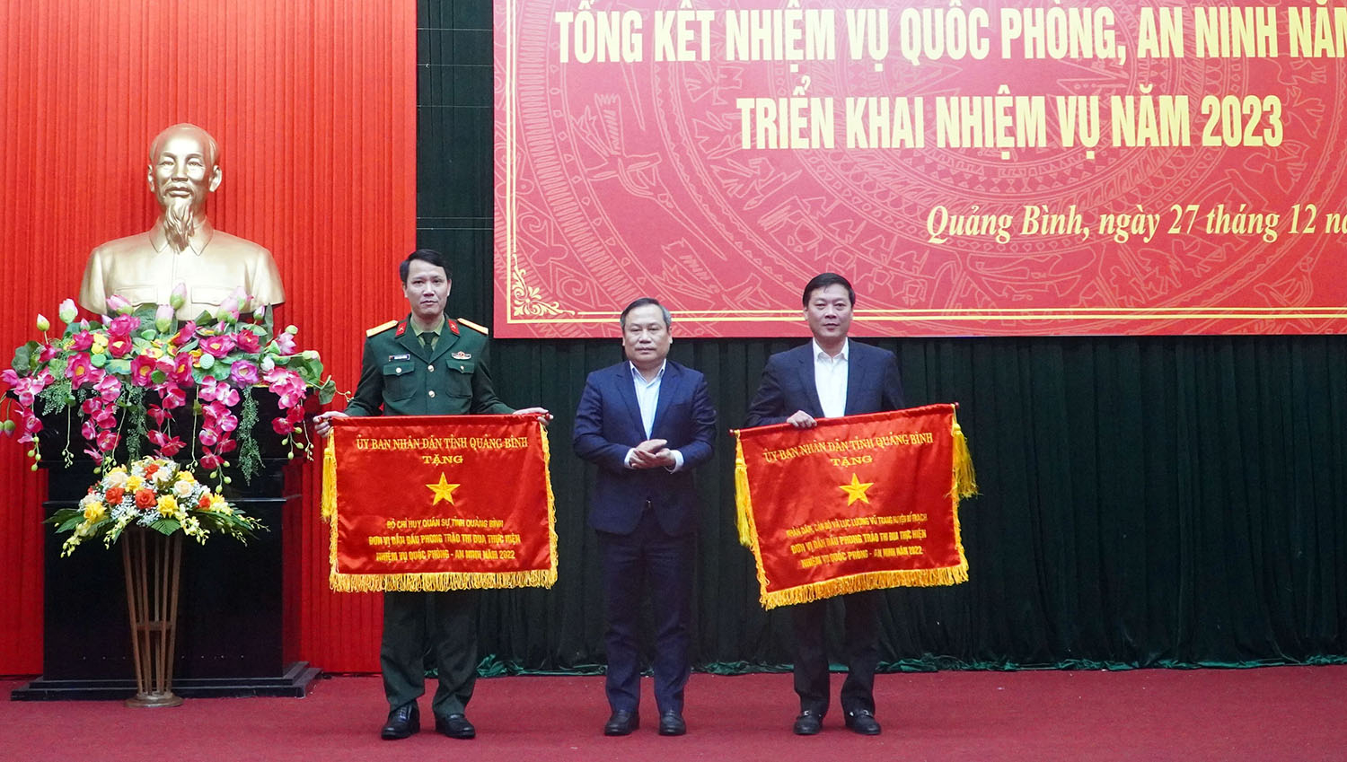 Đồng chí Vũ Đại Thắng, Ủy viên Trung ương Đảng Bí thư Tỉnh ủy, Trưởng đoàn ĐBQH tỉnh trao Cờ thi đua của UBND tỉnh cho các tập thể